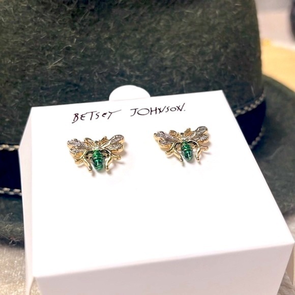 Brand New Betsey Johnson Gold Tone & Vibrant Green Fly Stud Post Earrings - Picture 4 of 12